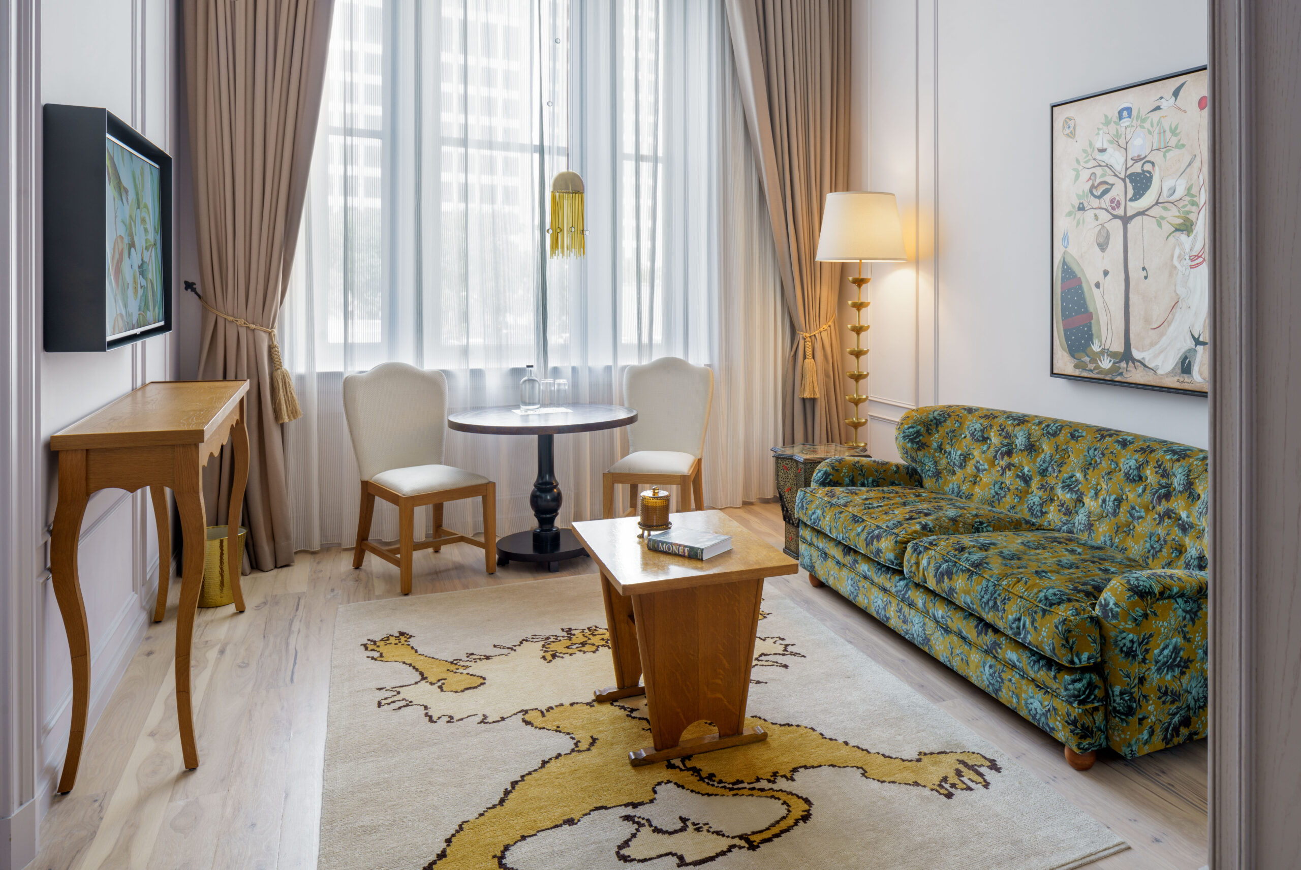 Maison-Metier-One-Bedroom-Suite-ADA-Parlor - Maison Métier
